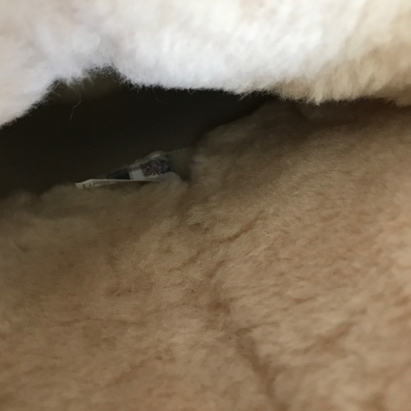 UGG CLASSIC SHORT CHARM BOOT - Picture 6 of 7